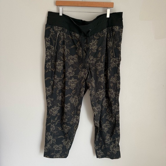 Athleta trekkie north floral printed jogger forest green size 22 - Picture 3 of 9